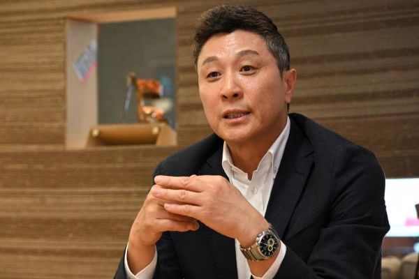 Etro Korea CEO Lee Jong-kyu poses during an interview with The Korea Herald at Etro Korea's office building in Gangnam-gu, Seoul, Wednesday. (Im Se-jun/The Korea Herald)