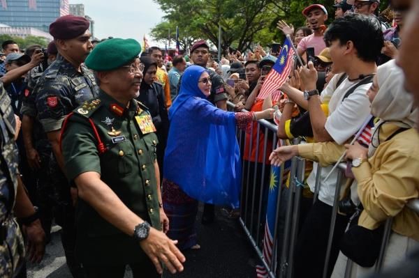 In Putrajaya, Agong, Permaisuri mingle with Merdeka Day crowd