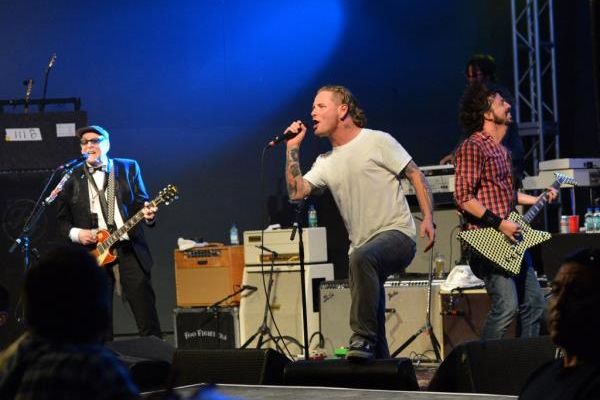 Dave Grohl (R) and Corey Taylor performing with Rick Nielsen in 2013.